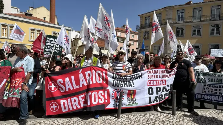 Protesto pela greve geral à frente do edifício da Assembleia da República | Mariana Moniz